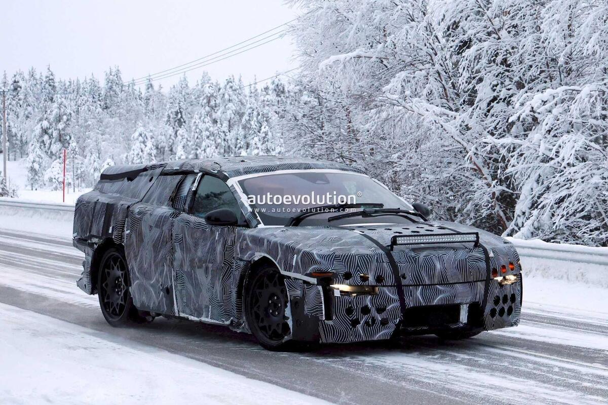 Ferrari Luce, il prototipo torna sulla neve: potrebbe avere le “Suicide doors”, nuovi indizi dalla Svezia