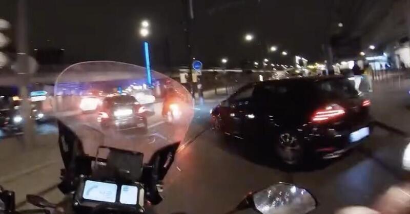 Parigi: inseguimento in moto ad alta tensione [VIDEO]