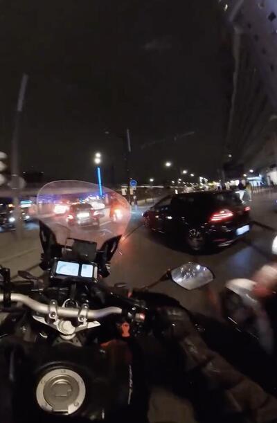 Parigi: inseguimento in moto ad alta tensione [VIDEO]