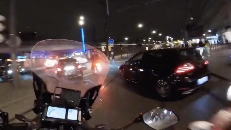 Parigi: inseguimento in moto ad alta tensione [VIDEO]