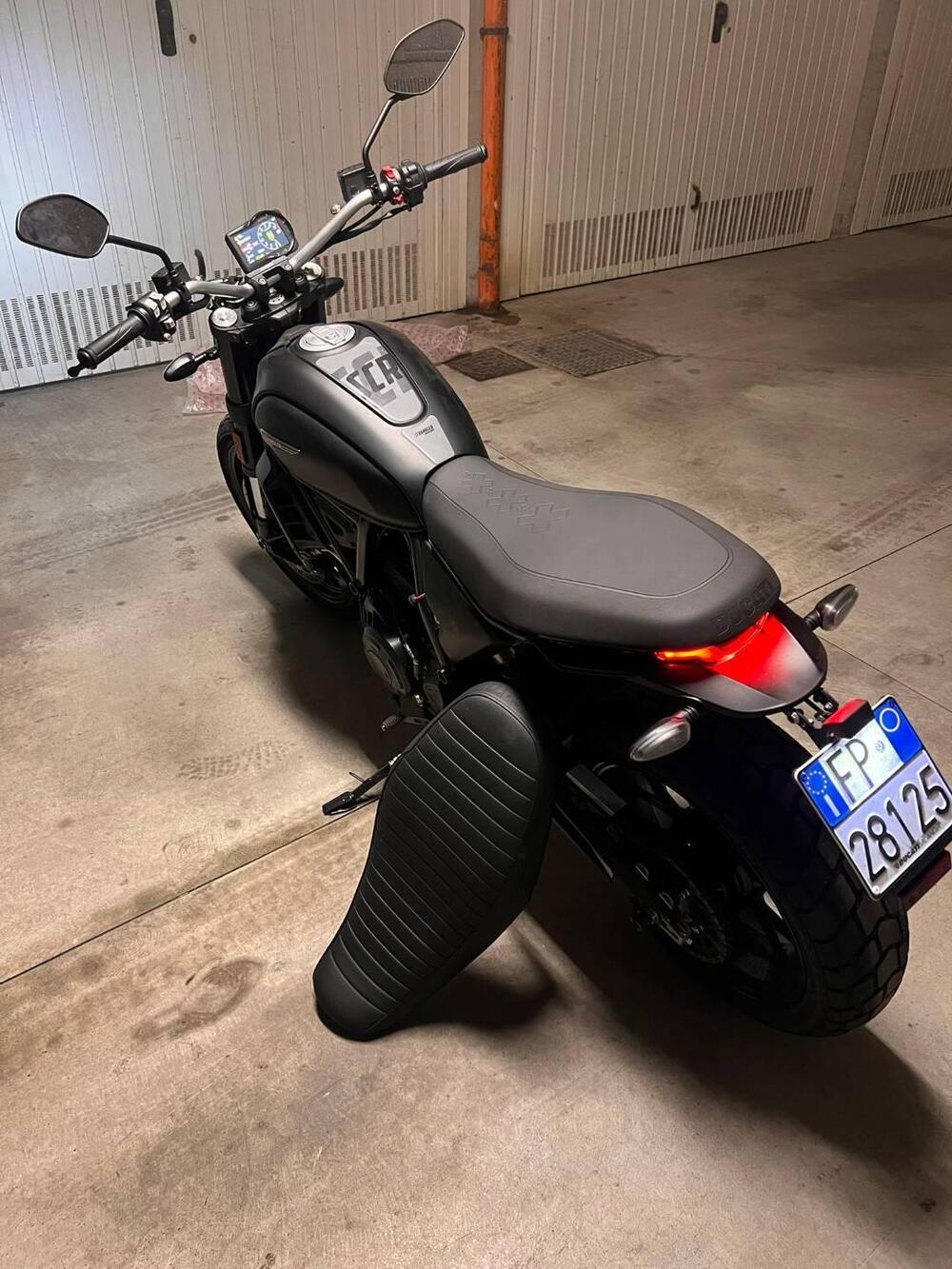 Ducati Scrambler 800 Icon Dark (2025 - 26) (2)