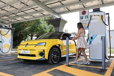 Renault lancia l&rsquo;allarme sull&rsquo;elettrico: &ldquo;Il 100% entro il 2035 non &egrave; realistico&rdquo;