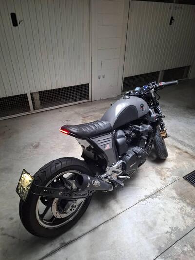 Kawasaki GPz 900 R usata