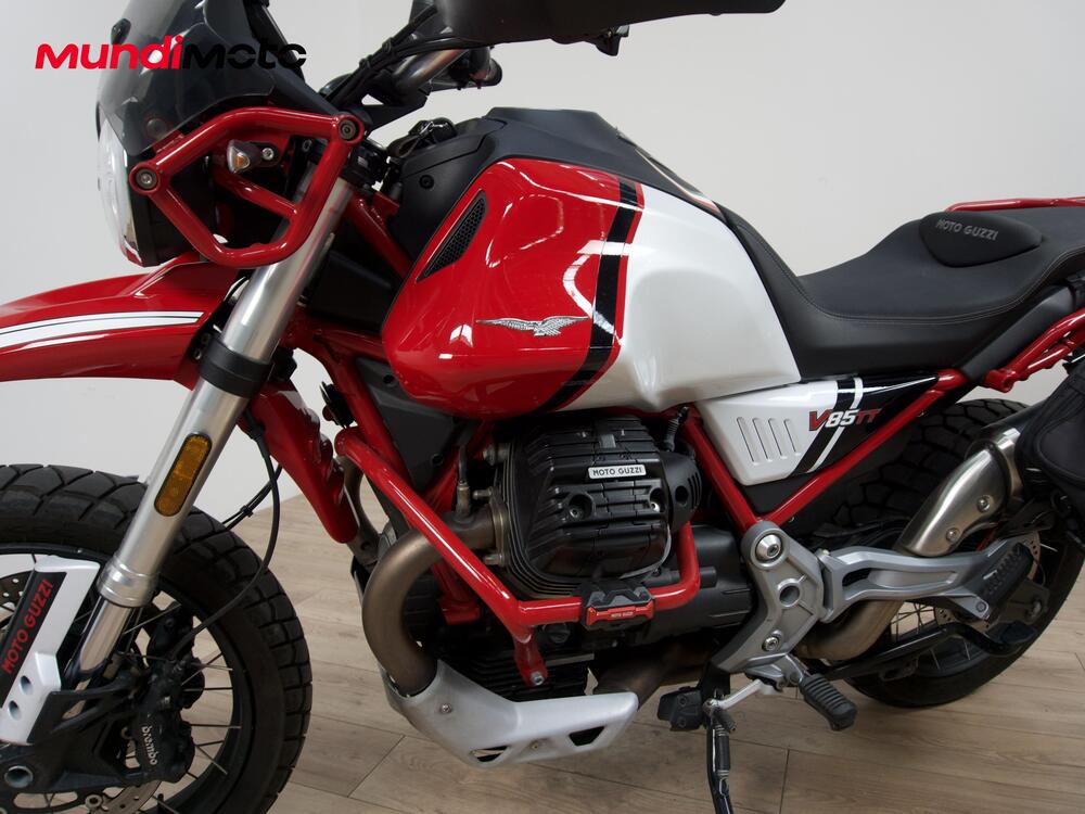 Moto Guzzi V85 TT Evocative Graphics (2021 - 23) (9)