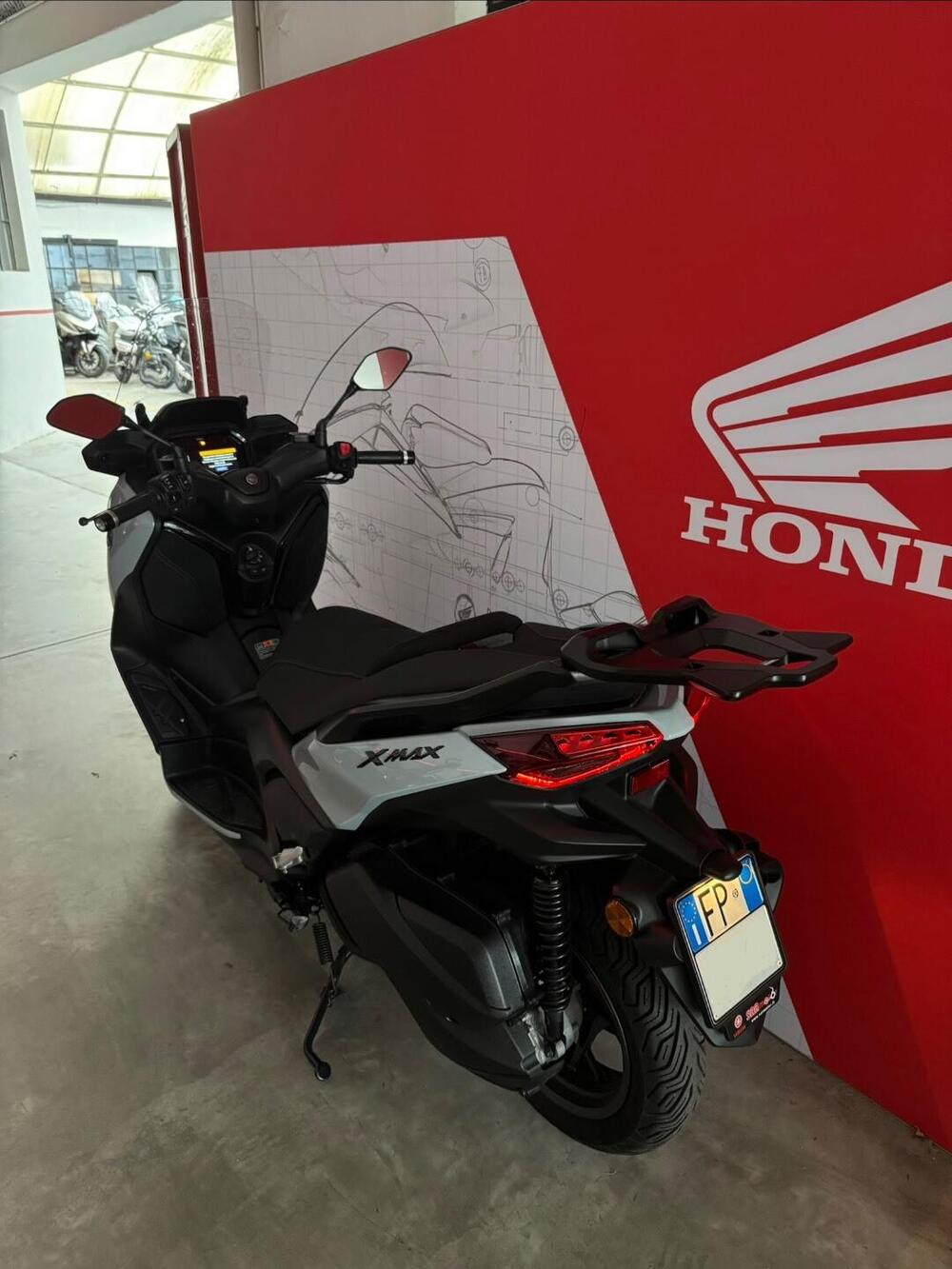 Yamaha X-Max 300 Tech Max (2025 - 26) (2)