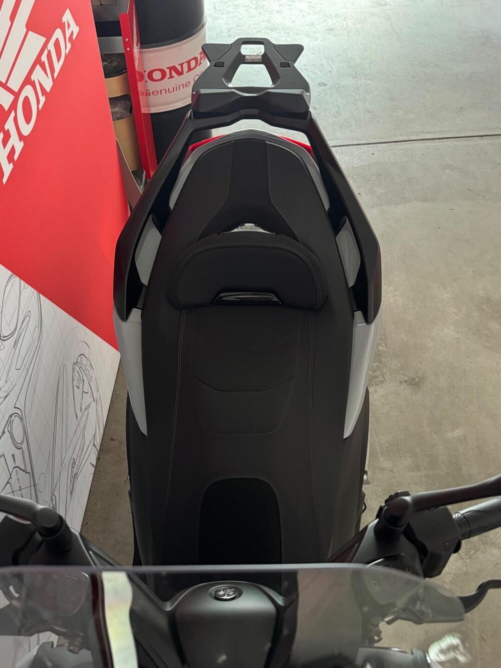 Yamaha X-Max 300 Tech Max (2025 - 26) (4)