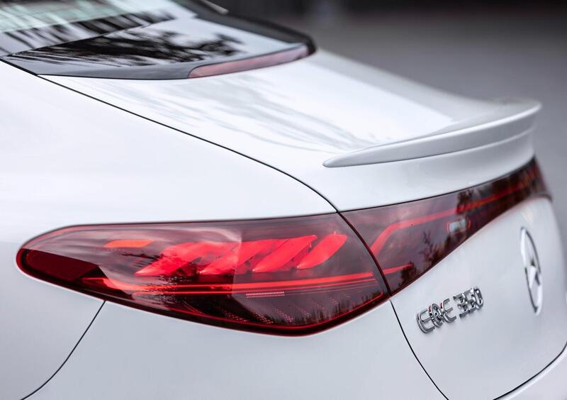 Mercedes-Benz EQE (2022-->>) (22)