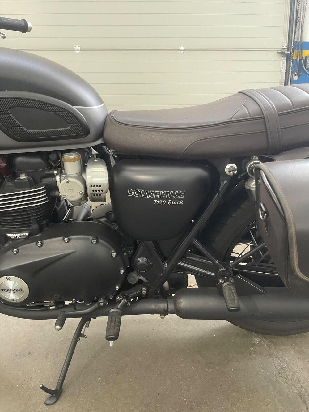 Triumph Bonneville T120 Black (2021 - 25) (2)