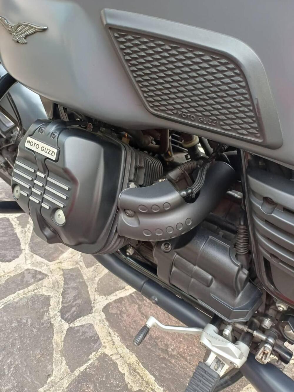 Moto Guzzi V7 III Stone (2017 - 20) (6)