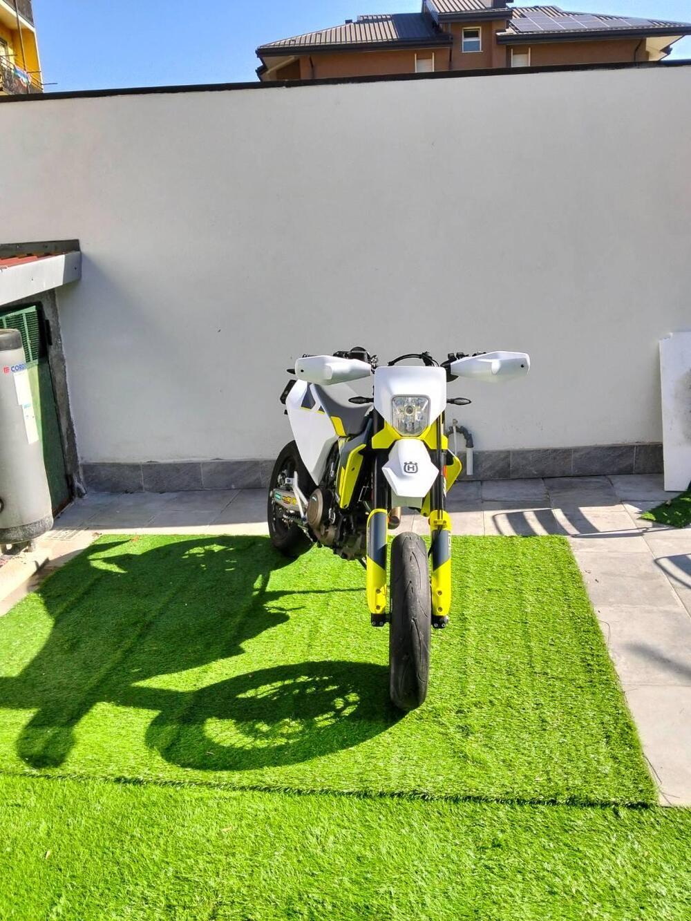 Husqvarna 701 Supermoto (2021) (5)