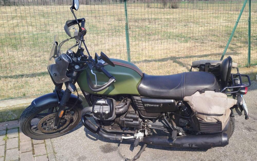 Moto Guzzi V7 III Stone (2017 - 20) (3)