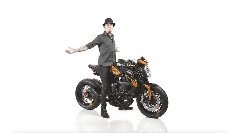 Sanremo 2026: da Elettra Lamborghini a J-Ax e Fedez. Tutti i cantanti del Festival legati alle moto