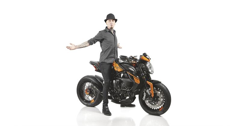 Sanremo 2026: da Elettra Lamborghini a J-Ax e Fedez. Tutti i cantanti del Festival legati alle moto