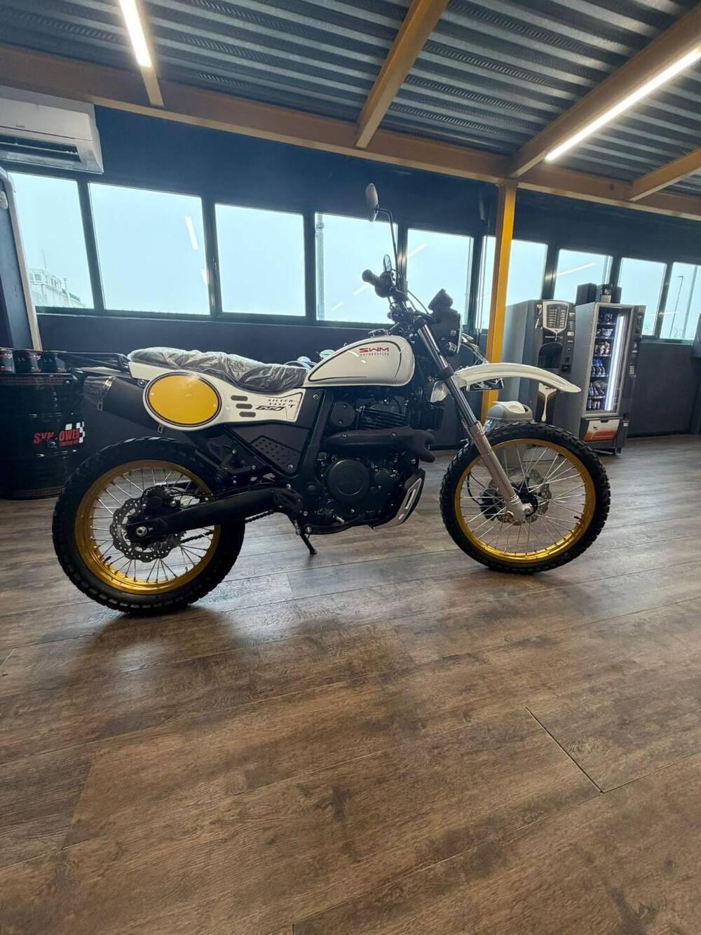 Swm Silver Vase 650 T (2025 - 26) (3)