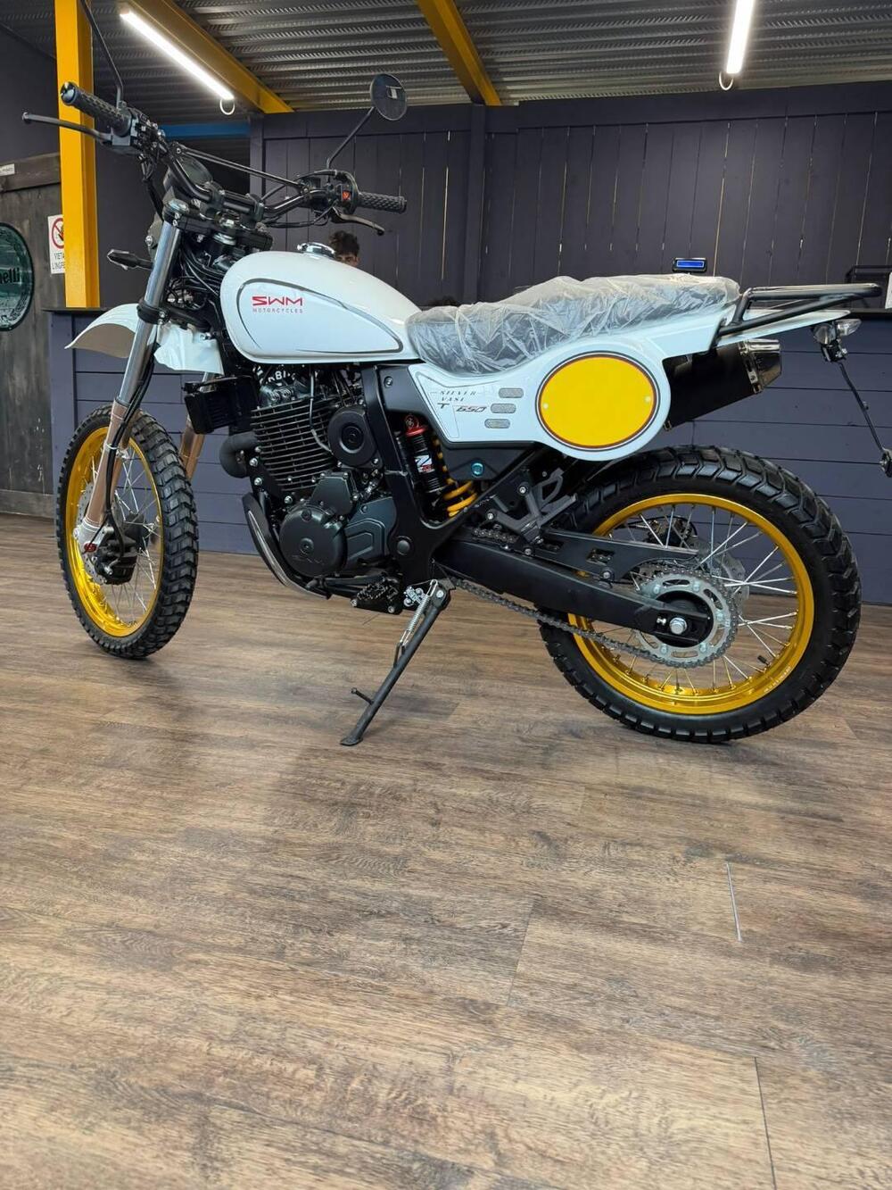 Swm Silver Vase 650 T (2025 - 26) (5)