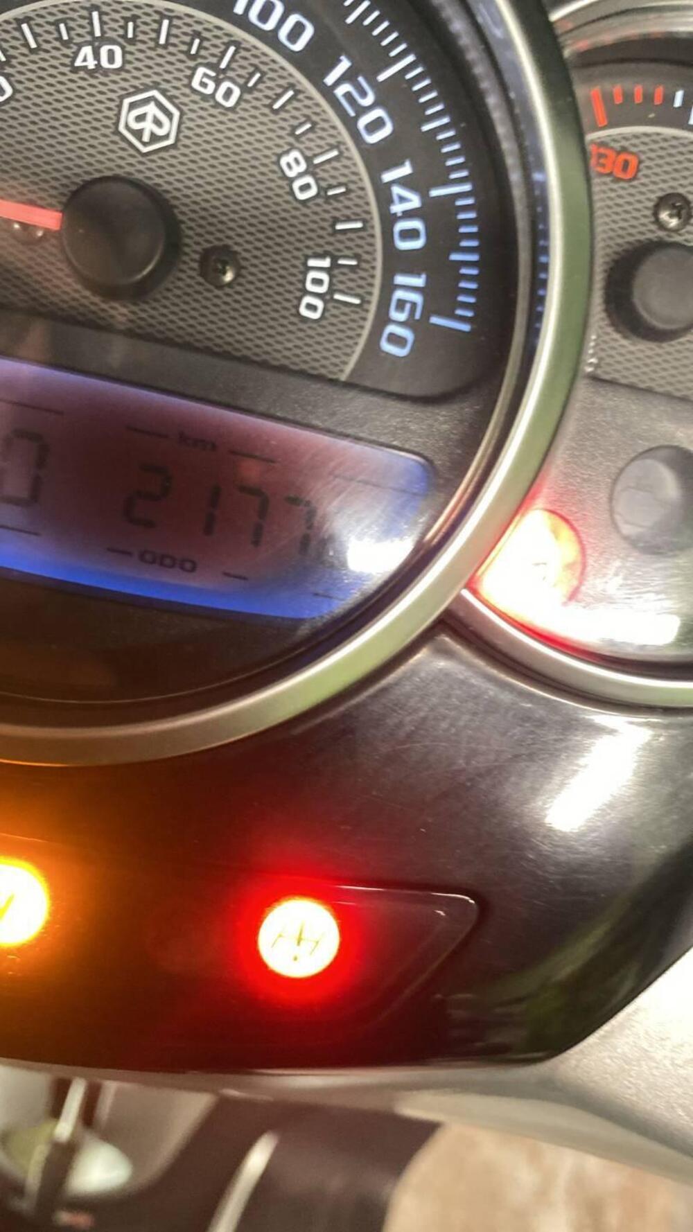 Piaggio MP3 300 (2010 - 11) (4)