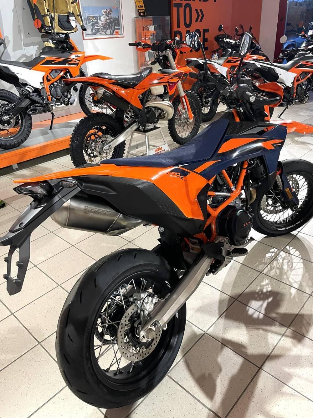 KTM 690 SMC R (2026) (4)