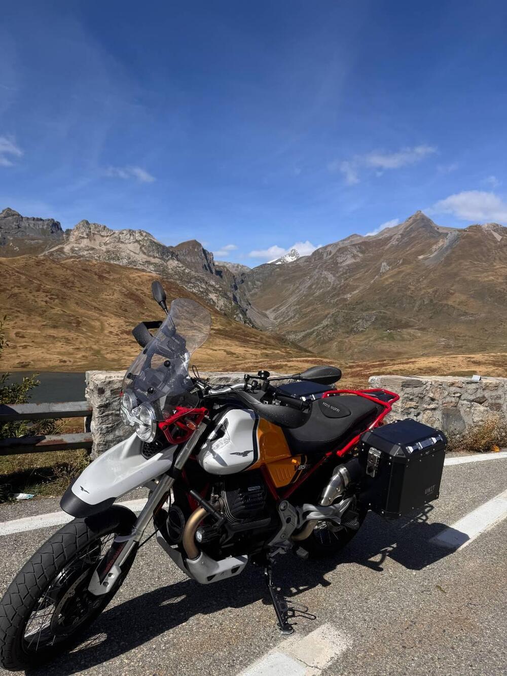 Moto Guzzi V85 TT Evocative Graphics (2021 - 23) (2)