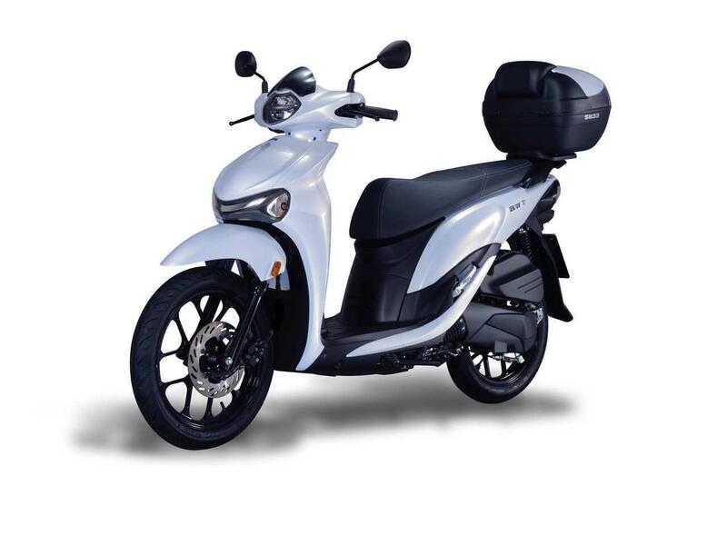 SYM BWT 125: lo scooter urbano che guarda alla natura (e alle tasche di chi lo guida)