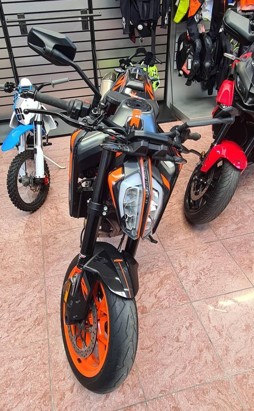 KTM 890 Duke R (2021) (4)