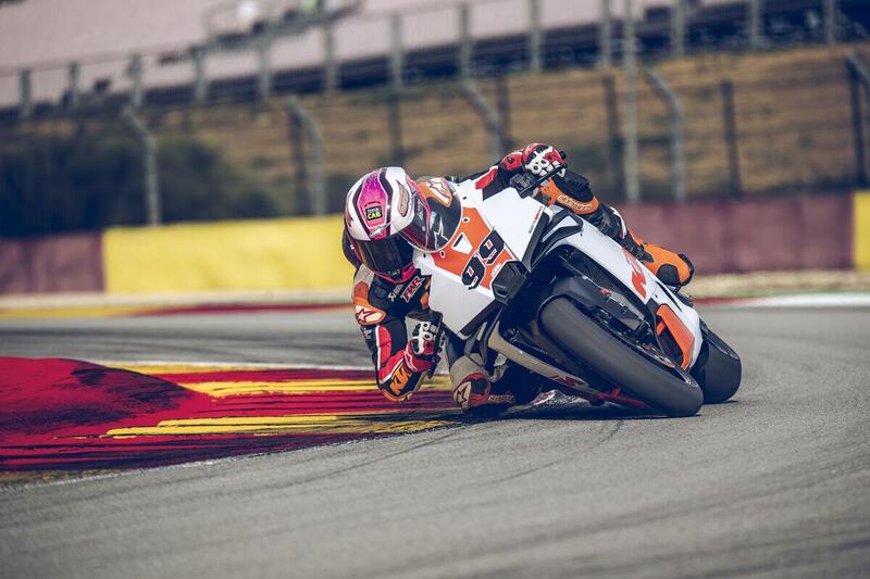KTM 990 RC R Track 2026: la Supersport che mette la MotoGP nelle mani di tutti. Il prezzo? Niente male [GALLERY]