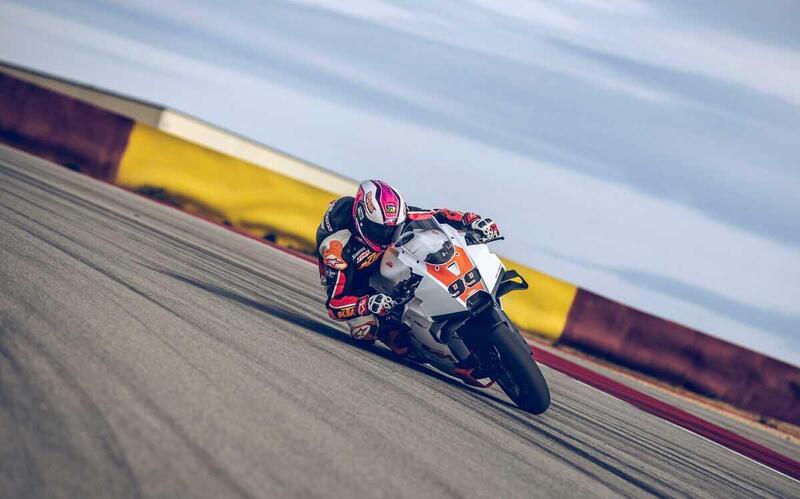 KTM 990 RC R Track 2026: la Supersport che mette la MotoGP nelle mani di tutti. Il prezzo? Niente male [GALLERY]
