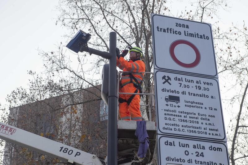 Tutta la verit&agrave; sul blocco moto Euro 0, 1, 2 a Milano e la proroga al 2027 in Area B [VIDEO]