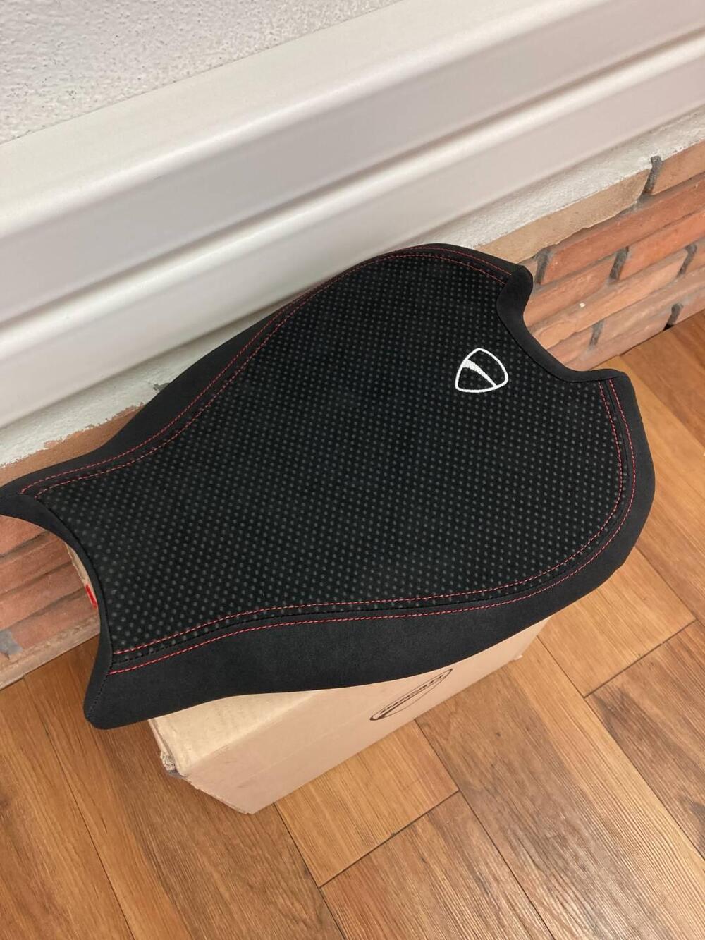 SELLA BASSA PILOTA PER DUCATI STREETFIGHTER V2 (2)