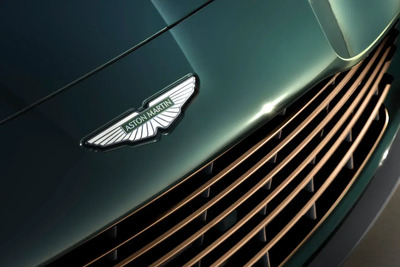 Aston Martin rinvia le auto elettriche: crisi fino al 2030 e taglio del 20% del personale