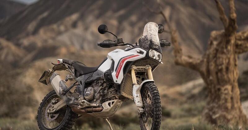 Ducati DesertX 2026: &egrave; tutta nuova! Com'&egrave; fatta e come cambia la adventure bolognese