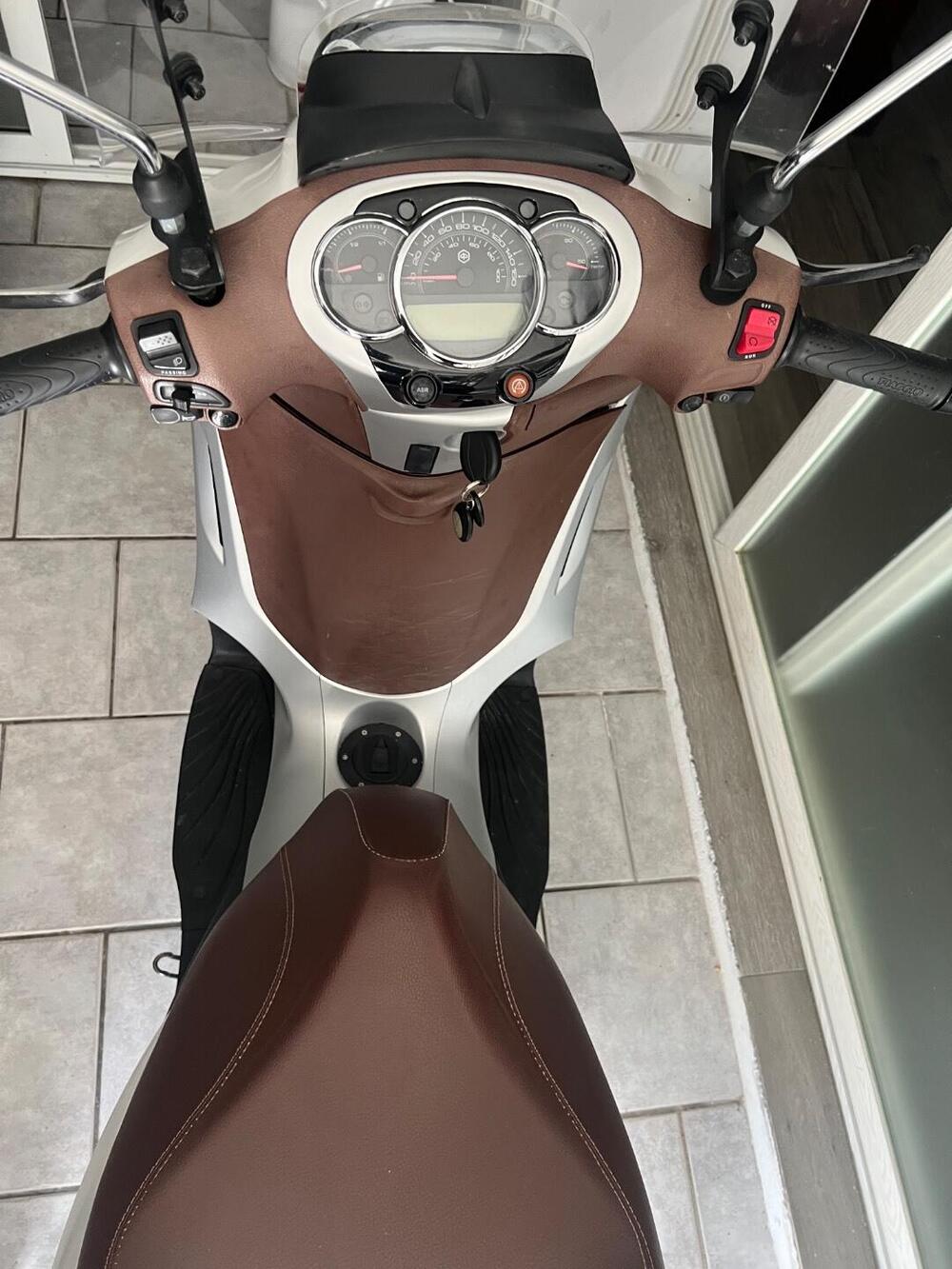 Piaggio Beverly 300 i.e. ABS-ASR (2016 - 20) (4)