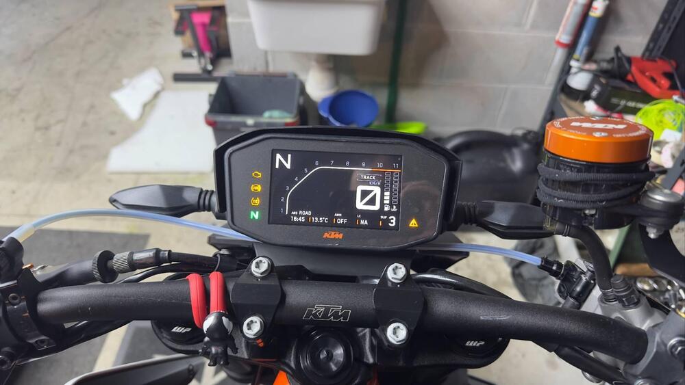 KTM 890 Duke R (2021) (5)