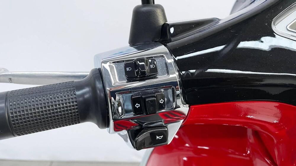 Vespa Primavera 125 Disney Mickey Mouse Edition by Vespa (2023 - 24) (9)