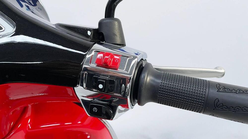 Vespa Primavera 125 Disney Mickey Mouse Edition by Vespa (2023 - 24) (11)