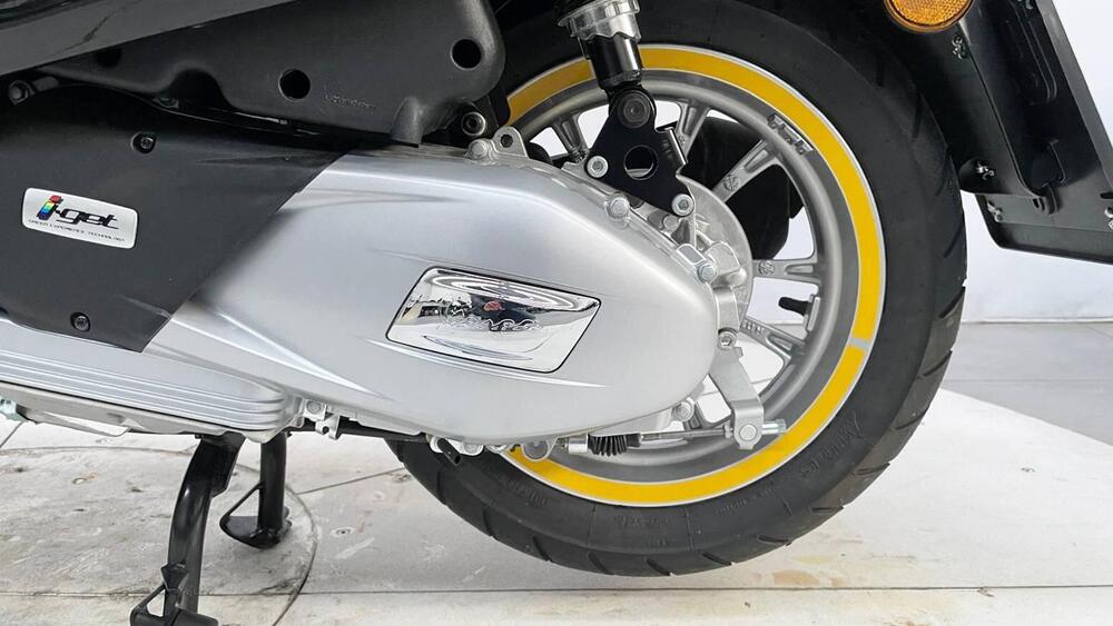 Vespa Primavera 125 Disney Mickey Mouse Edition by Vespa (2023 - 24) (8)