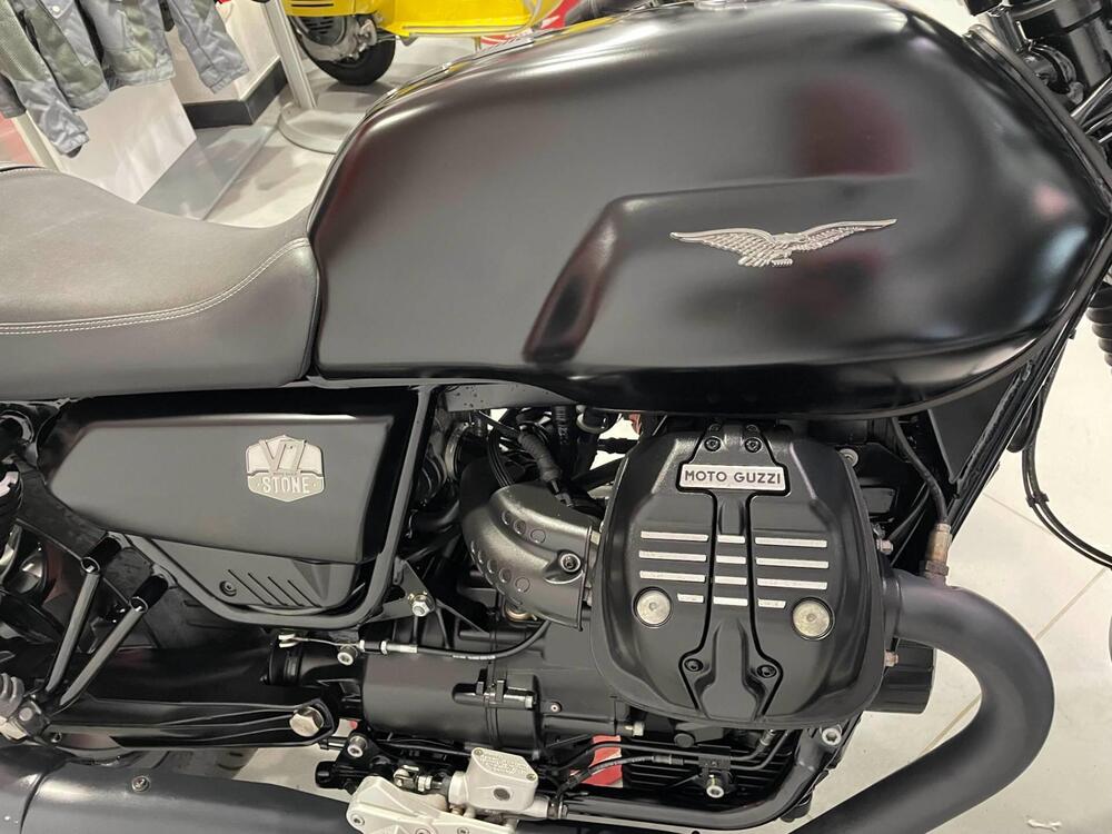 Moto Guzzi V7 Stone (2021 - 24) (4)