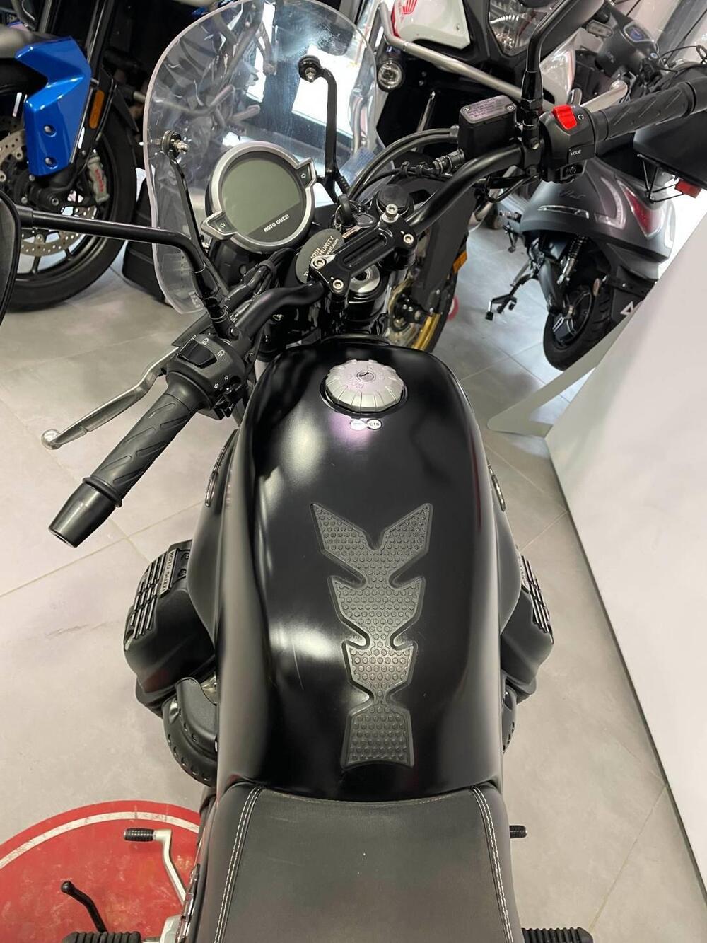 Moto Guzzi V7 Stone (2021 - 24) (6)