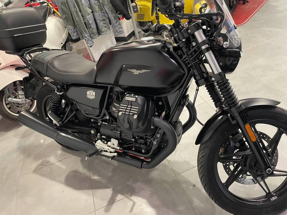 Moto Guzzi V7 Stone (2021 - 24) (2)