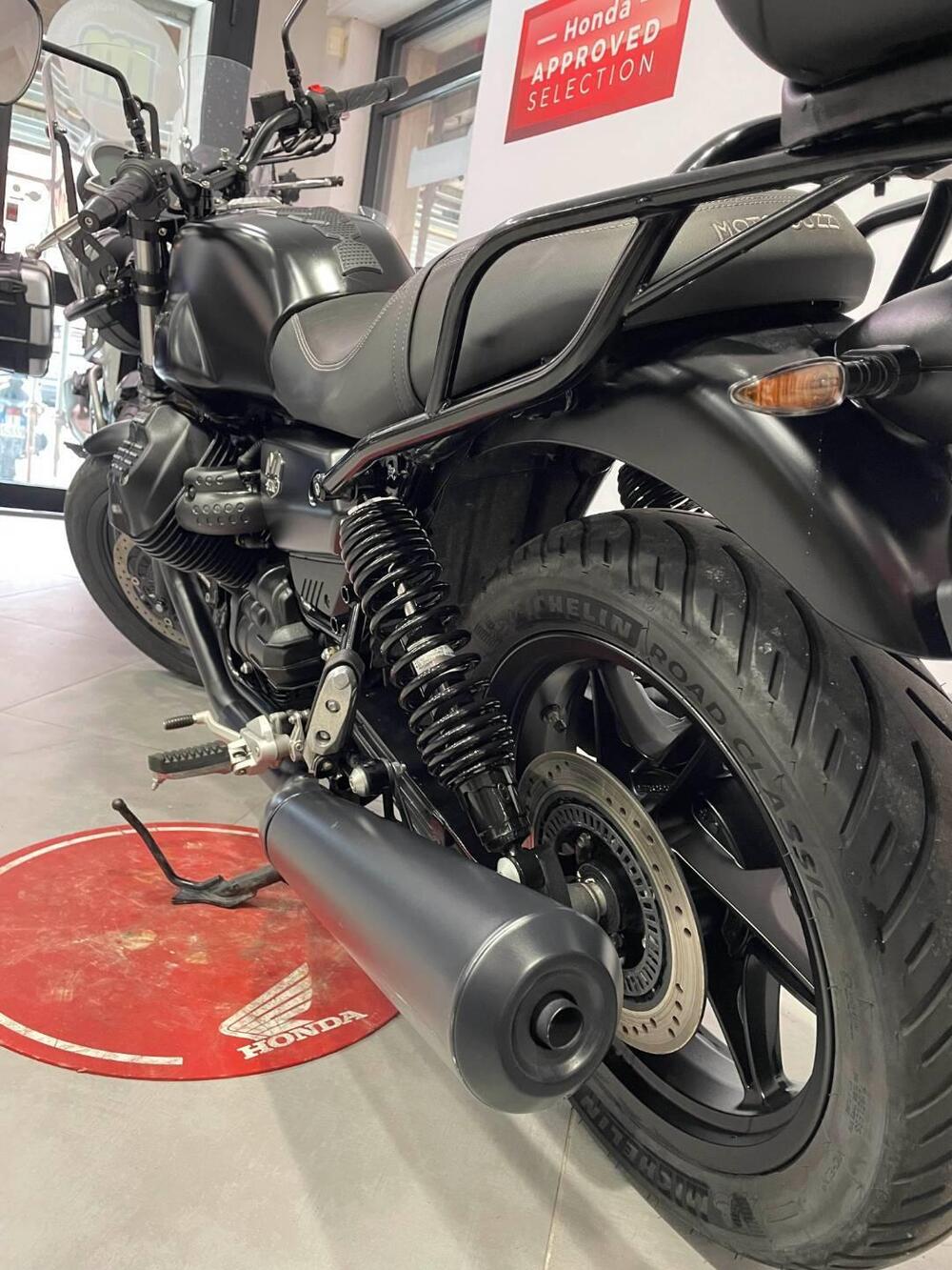 Moto Guzzi V7 Stone (2021 - 24) (7)