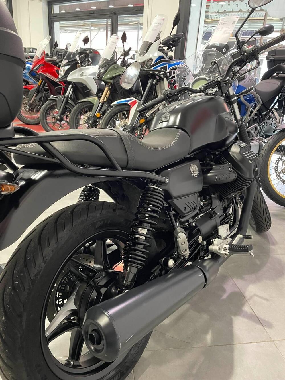Moto Guzzi V7 Stone (2021 - 24) (9)