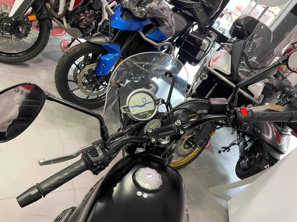 Moto Guzzi V7 Stone (2021 - 24) (12)