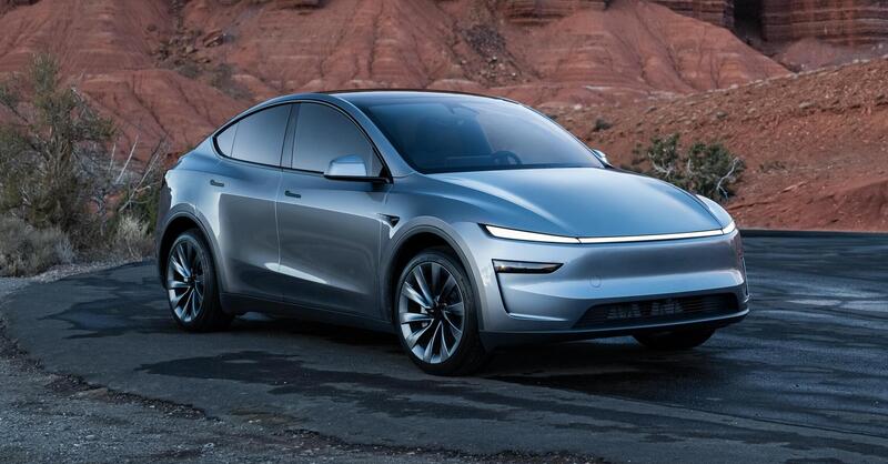 Tesla Model Y a 7 posti arriva in Italia: l&rsquo;elettrico che vuole rubare clienti ai van familiari