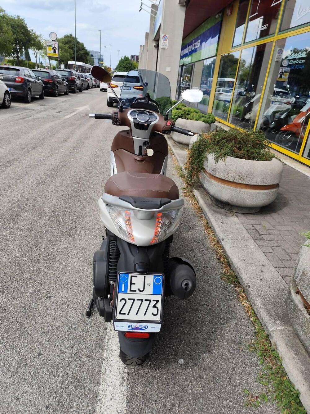 Piaggio Beverly 300 i.e. ABS-ASR (2016 - 20) (3)