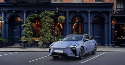 Lexus ES, la berlina di lusso si reinventa nell'era elettrificata