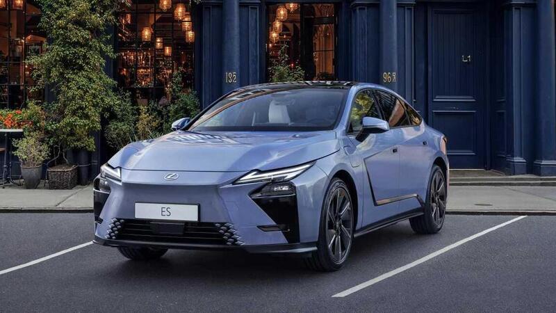 Lexus ES, la berlina di lusso si reinventa nell'era elettrificata