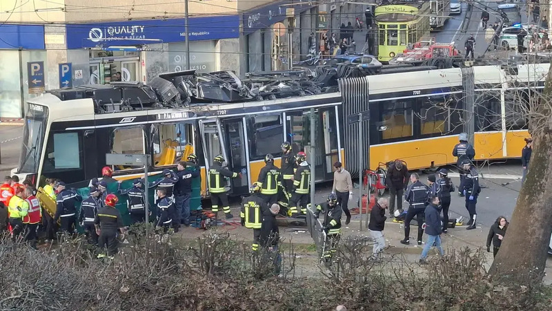 Tram deraglia a Milano e si schianta contro un palazzo: passanti incastrati sotto il mezzo. Due morti e 39 feriti