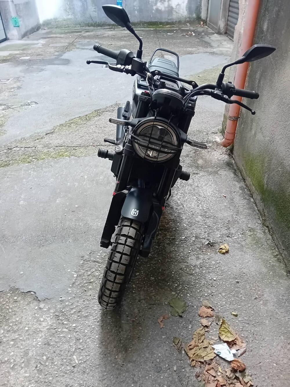 Husqvarna Svartpilen 401 (2021 - 23) (4)