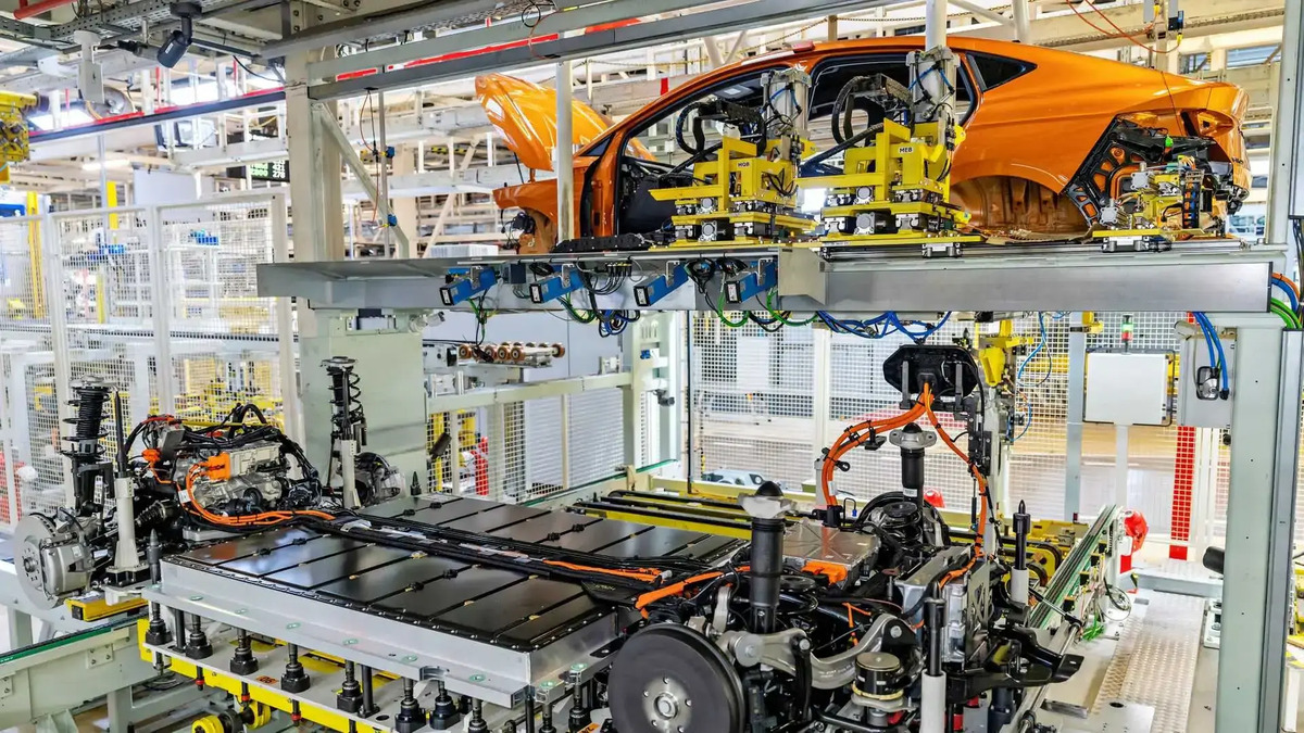 Skoda diventa il cuore della produzione batterie del gruppo Volkswagen: oltre 1.100 al giorno per l’elettrico