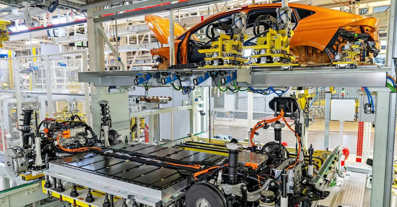 Skoda diventa il cuore della produzione batterie del gruppo Volkswagen: oltre 1.100 al giorno per l&rsquo;elettrico