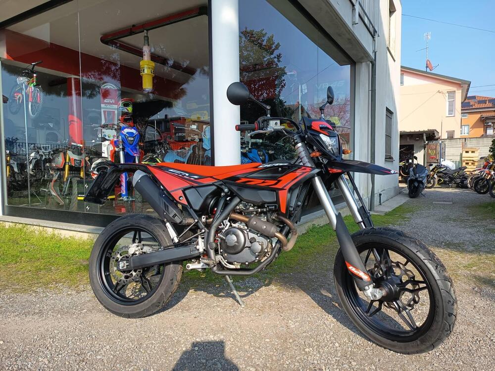 Betamotor RR 125 4T Motard T - X Special Edition (2025 - 26) (2)